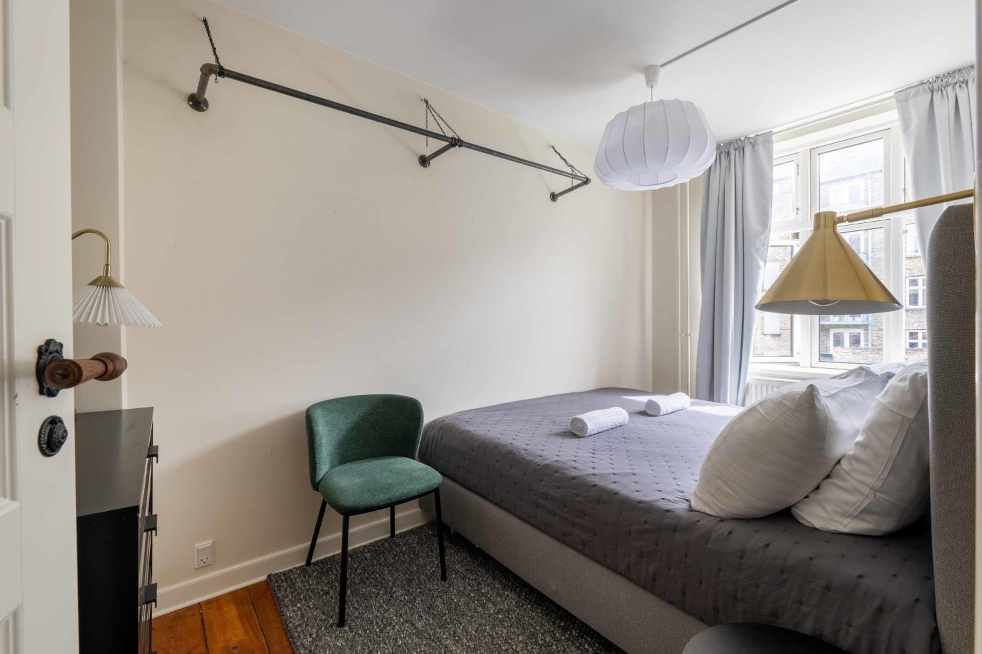 Cozy Next To The Metro Apartment *